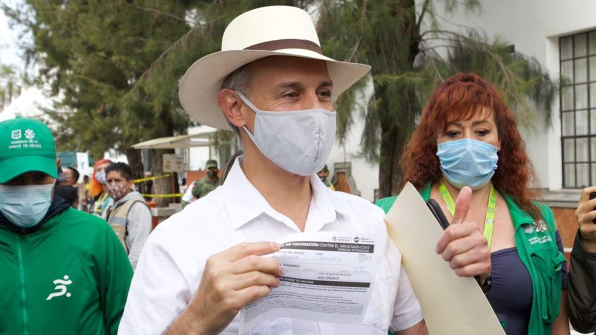 El subsecretario López-Gatell se vacunó este jueves contra el covid-19 en la alcaldía Cuauhtémoc