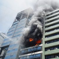 Voraz incendio en un edificio contiguo al Ministerio de Trabajo