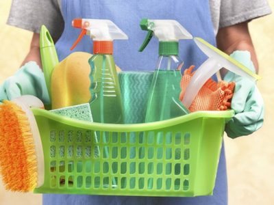 No gastes de más: dejá la cocina y el baño impecables con este limpiador casero que lleva solo 3 ingredientes