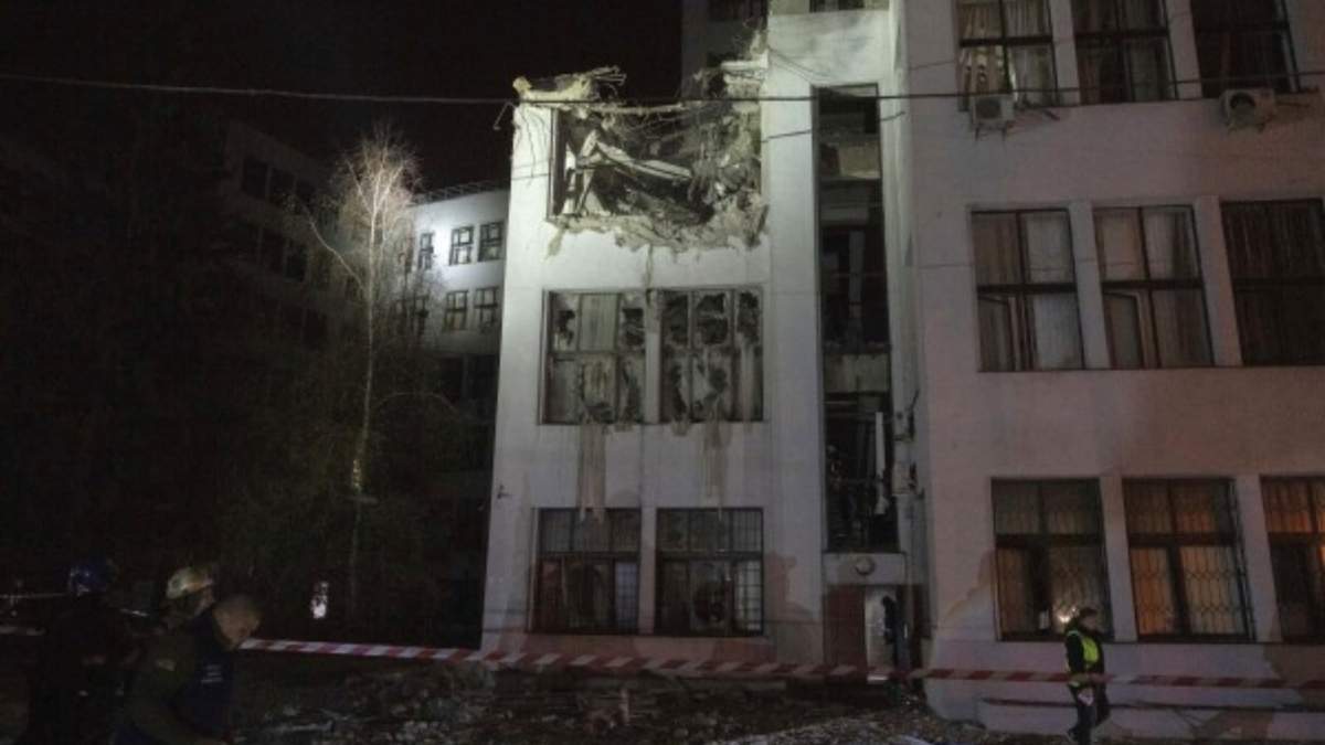 Bomberos inspeccionan los daños en un edificio de oficinas después de que fuera alcanzado por bombas planeadoras rusas en el centro de Járkiv, Ucrania