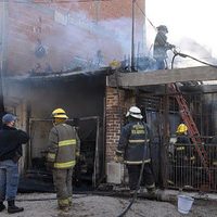 Susto en barrio La Sirena: hubo una explosión en un garaje y una familia tuvo que ser evacuada