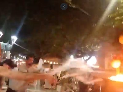 Se incendió un árbol de Navidad en la protesta antiminera y lo apagaron los manifestantes