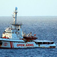 Desesperados, 75 migrantes se tiraron al mar
