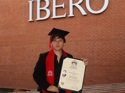 Rodrigo Márquez, hermano de "Fofo", presume título universitario en Comunicación por la Ibero