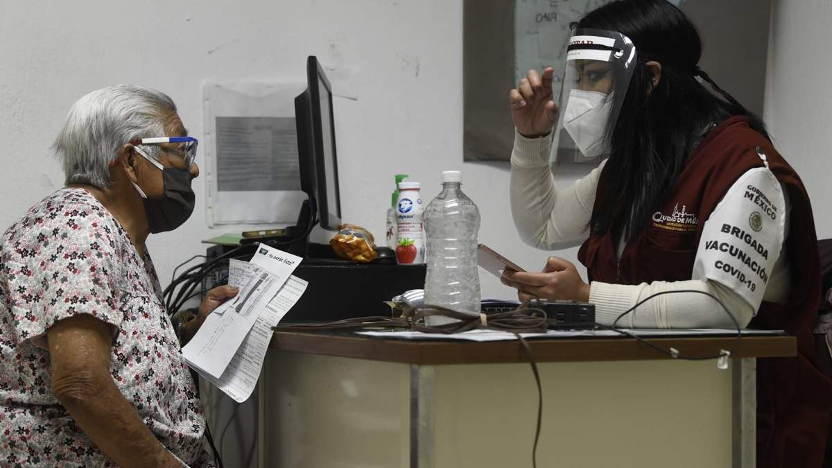 Atención en un módulo de vacunación de la CDMX