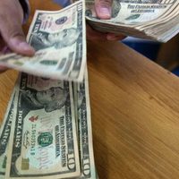 El peso acumula una apreciación semanal de 3.05%; el dólar, a 21.88 pesos