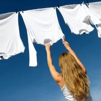 Adiós a las manchas: el truco casero para blanquear tu ropa sin usar productos químicos