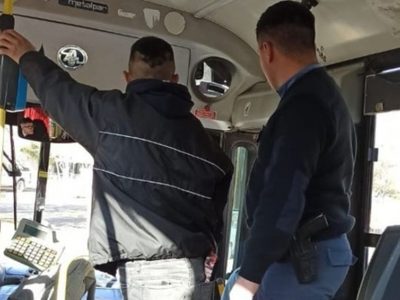 Quiso viajar gratis en colectivo y la policía lo obligó a descender
