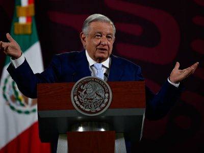 AMLO acusa que el retén por el que pasó Sheinbaum en Chiapas es un montaje de Latinus