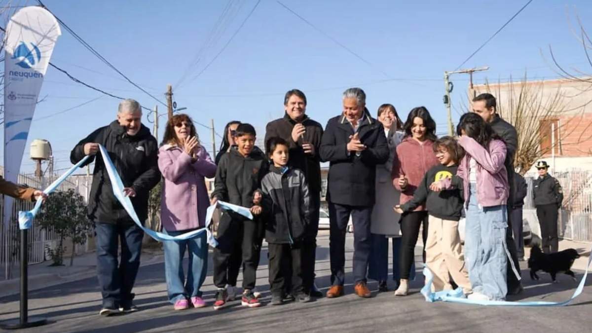 Funcionarios provinciales y del municipio en la inauguración del asfalto en barrio Villa Ceferino. Fuente: (Gobierno de Neuquén)