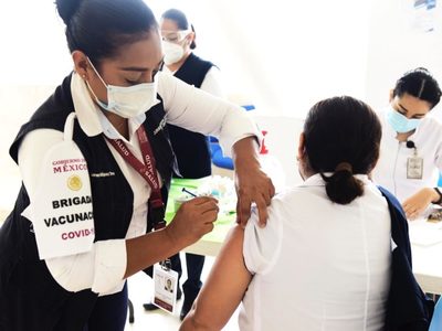 Dos trabajadoras presentan alergia tras aplicación de vacuna contra covid-19 en Tabasco