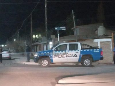 ¿Una amenaza? Dejaron una corona mortuoria frente a una casa en Cutral Co