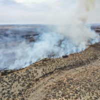Texas lucha por contener incendios ante amenaza de fuertes vientos