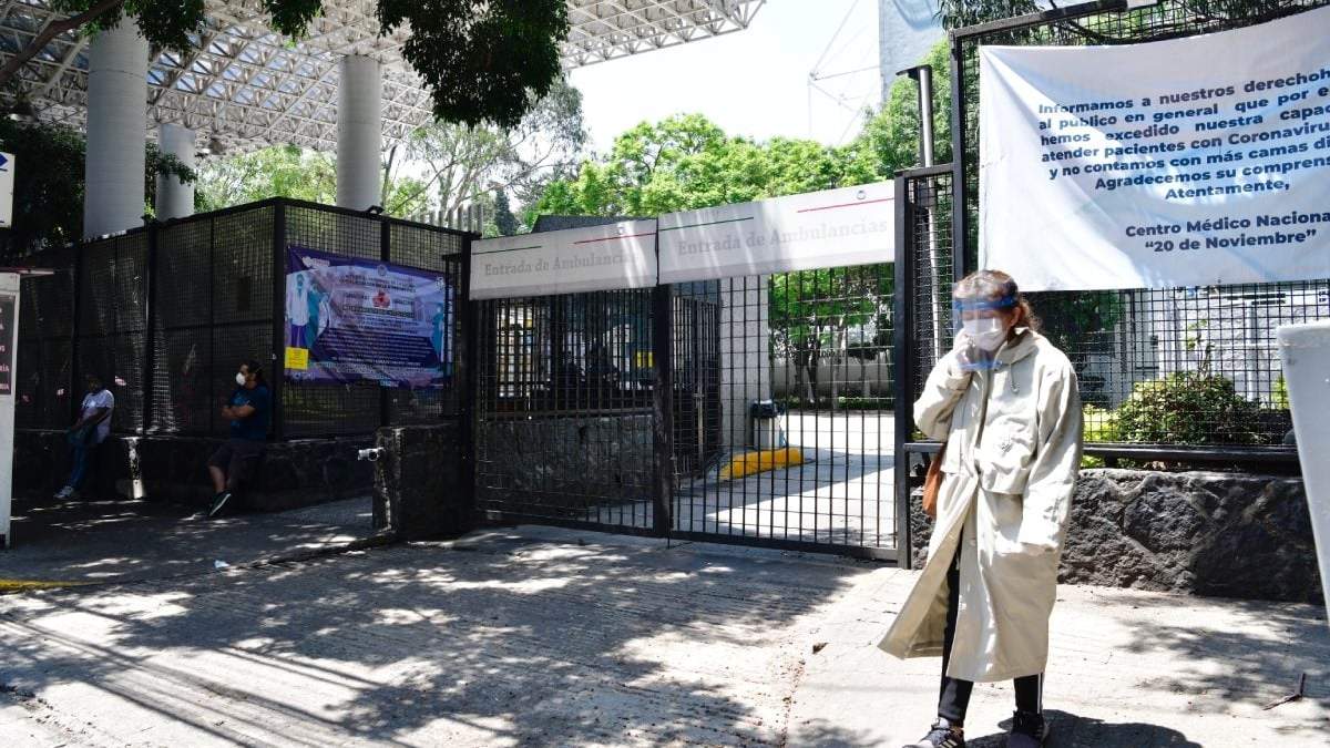 Un trabajador afuera del hospital 20 de Noviembre, del ISSSTE