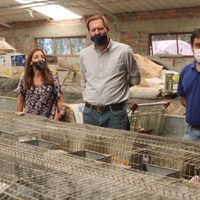El ministro López Raggi junto a Carlos Koopmann, visitaron emprendimientos en Zapala