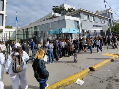 Indignación por la fila interminable para sacar turno en el Hospital Lagomaggiore