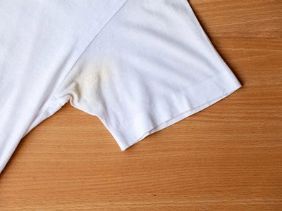 Deciles chau a las manchas amarillas de sudor en tu ropa con un elemento "milagroso" que ya tenés en tu casa