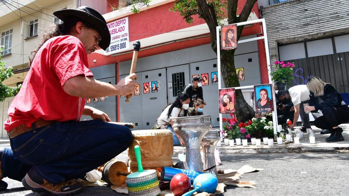 Familiares de las víctimas y activistas realizaron una ceremonia frente al edificio donde se perpetró el multihomicidio
