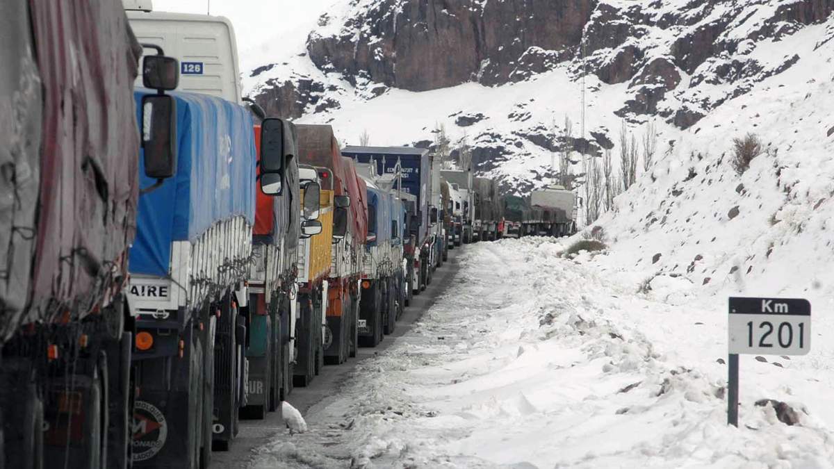 Camiones en Pino Hachado, una de las rutas afectadas por la nieve. Fuente: (Twitter)