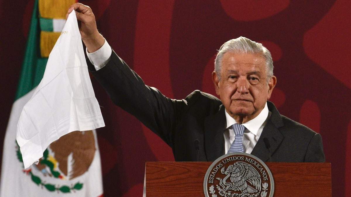 AMLO dijo que se dará respuesta a las irregularidades y sacó su pañuelo blanco en señal de paz para los conservadores