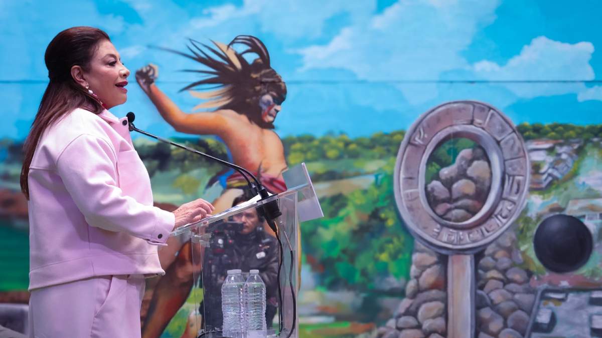 La jefa de Gobierno de la CDMX, Clara Brugada, presenta uno de los mil murales que se pintarán en lugares clave de la capital, con motivo del Mundial 2025