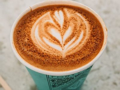 Cuando tomes café no tires los vasos descartables: mirá cómo crear este jarrón moderno y con toda la onda