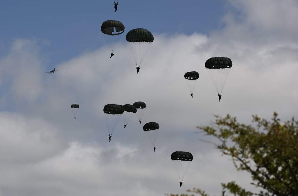 Paracaidistas descienden en Carentan-Les-Marais, en Normandía, Francia