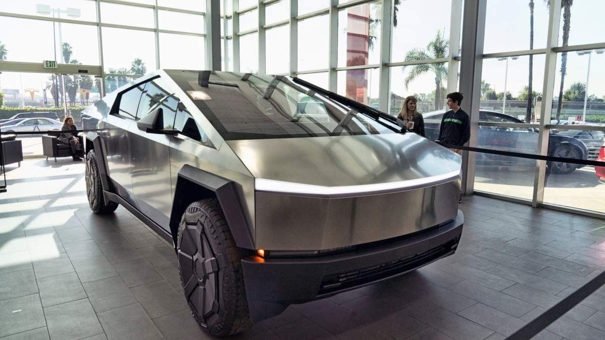Un Tesla Cybertruck en un concesionario en Buena Park, California