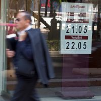 Retoma peso senda negativa; dólar se oferta en $22.05