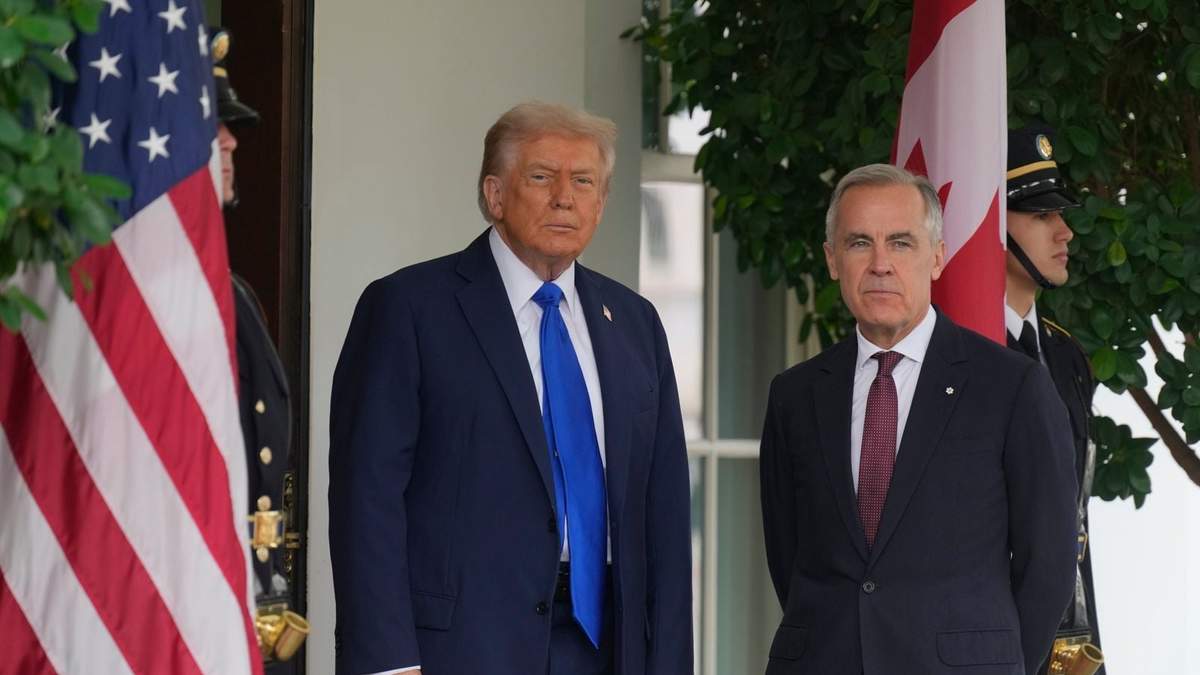 El presidente Donald Trump recibe al primer ministro canadiense, Mark Carney, en la Casa Blanca, en Washington, el martes 7 de octubre de 2025