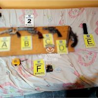 La policía desarticuló una importante red criminal en Centenario: armas, drogas y un millón de pesos