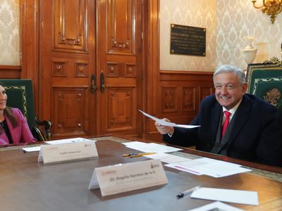 AMLO pacta con Walmart para "hacer todo lo posible para bajar la inflación en alimentos"