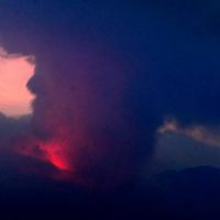 Uno de los volcanes más activos de Japón entró en erupción: ordenan evacuar las zonas aledañas