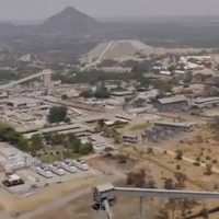 Quedan atrapados 1,800 trabajadores en una mina de platino en Sudáfrica