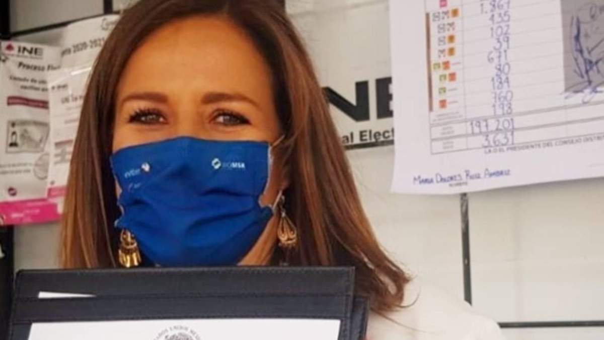 Margarita Zavala cuando recibió su constancia de mayoría