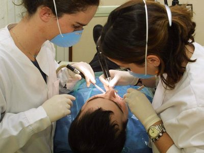 Sin respuesta: estudiantes de odontología exigen poder recibirse