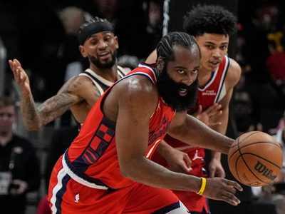 James Harden se convierte en el décimo máximo anotador de la NBA