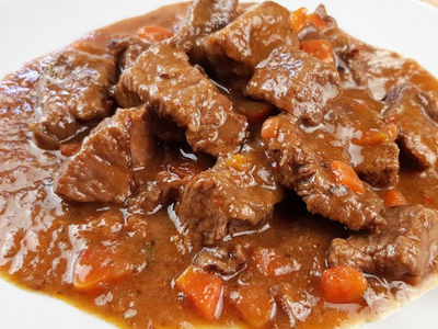 Carne estofada en salsa: se corta con cuchara y es súper rendidora para varios días