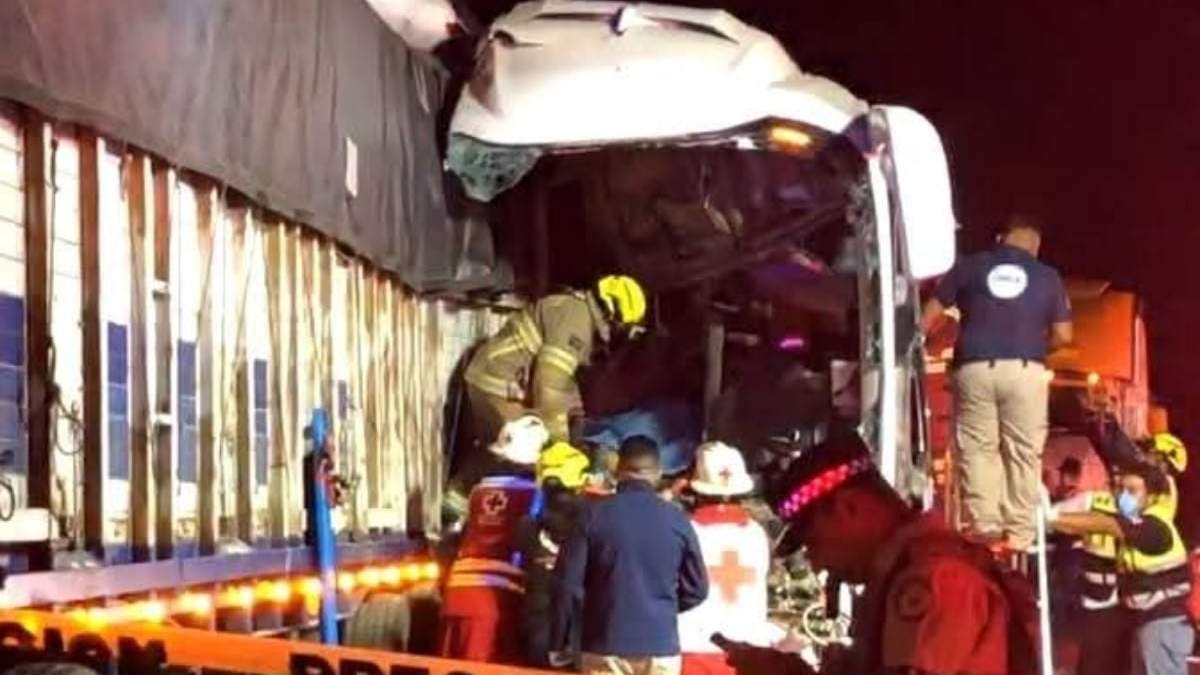 El autobús impactó a un tráiler estacionado