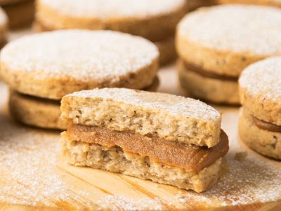 Agasajá a tus amigos con estos alfajorcitos de nuez exprés, que son una delicia y se hacen en pocos minutos