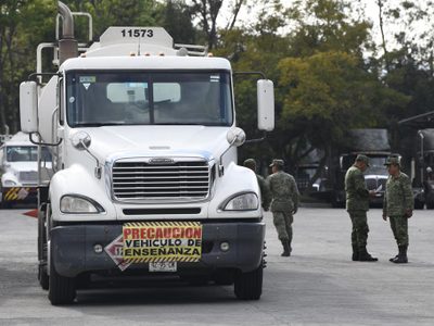 Acuden cientos en busca de una plaza como conductor de pipa de Pemex