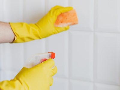 Con 3 ingredientes: hacé este limpiador y desinfectante casero para remover todo el moho del baño