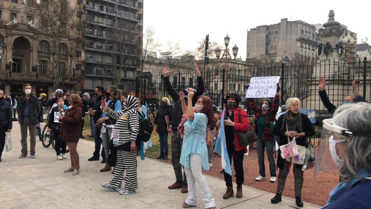 Manifestantes contra la Reforma Judicial frente al Congreso de la Nación. (Fuente: Twitter)