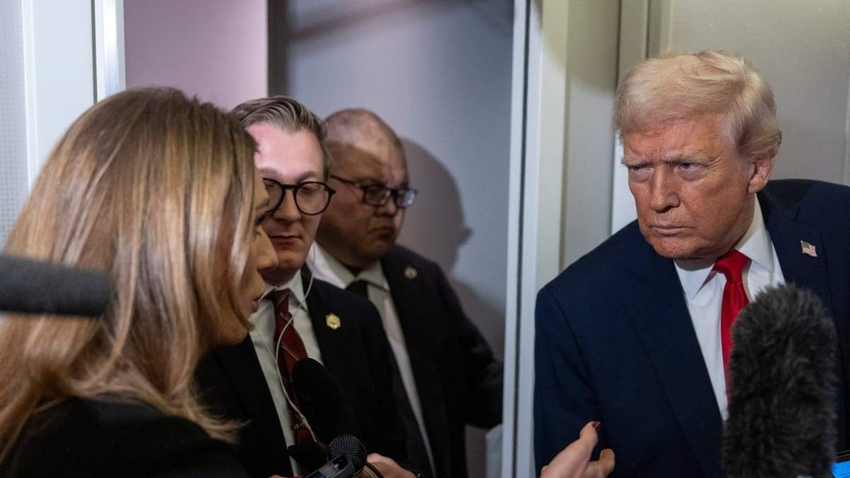 Donald Trump atiende a los medios en el Air Force One