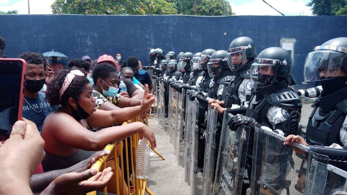 Manifestantes haitianos y elementos de la Guardia Nacional, durante la protesta