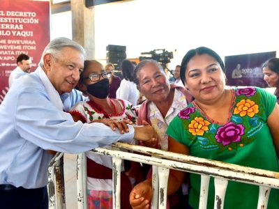 AMLO firma decreto para restituir casi 30 mil hectáreas de tierras a pueblos yaquis