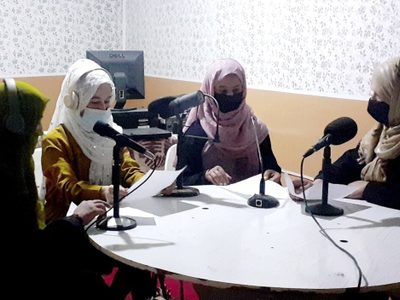 Talibanes clausuran una radioemisora manejada por mujeres