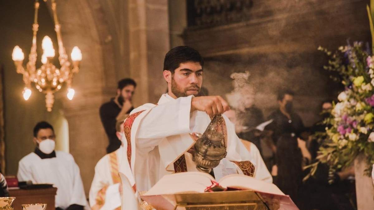 El sacerdote mexicano durante una ceremonia religiosa
