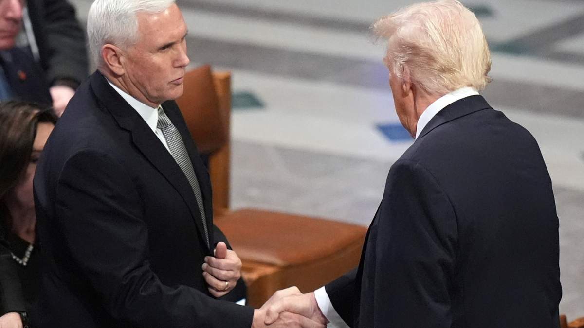 El presidente electo Donald Trump, derecho, estrecha mano con el exvicepresidente Mike Pence antes del funeral de Estado del expresidente Jimmy Carter en la Catedral Nacional de Washington