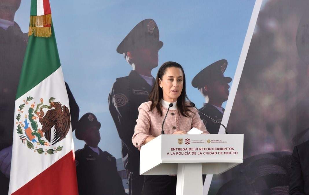 La jefa de gobierno, Claudia Sheinbaum, durante reconocimiento a policías
